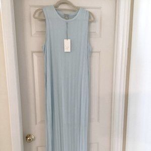 Sleeveless pleated maxi dress